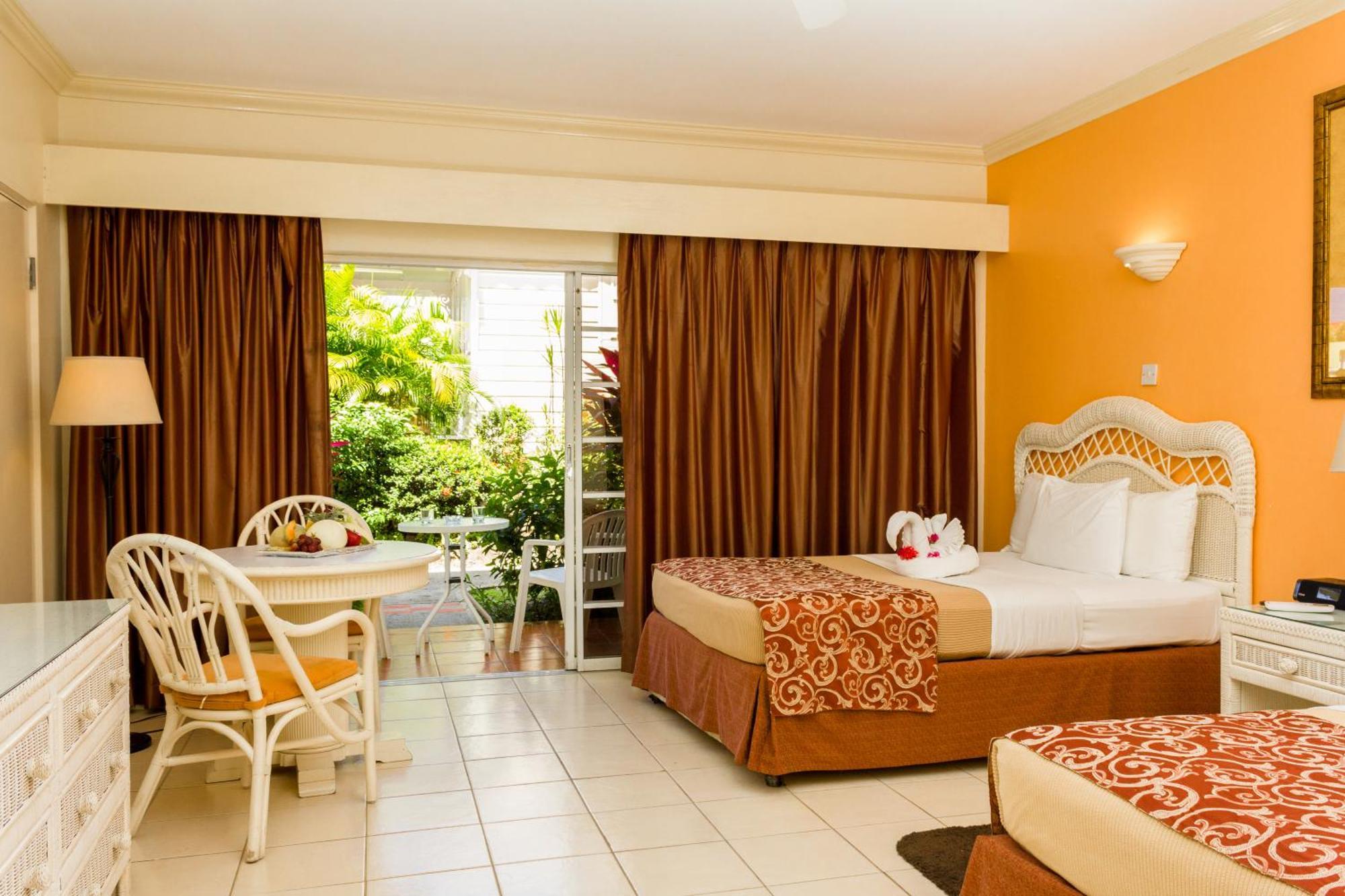Bay Gardens Hotel Грос Айлет Екстериор снимка